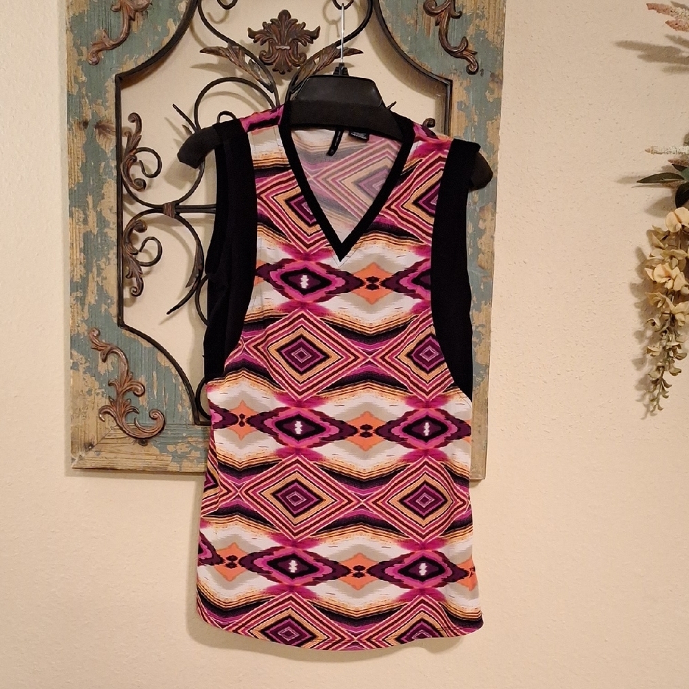 New Directions Pink/Wht Geometric Sleeveless Top. Size LARGE